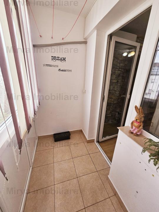 Vanzare apartament 2 camere, semidecomandat, zona Vest Marasesti