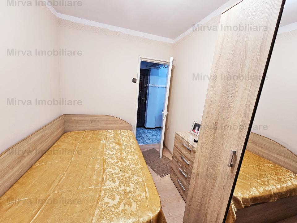 Vanzare apartament 3 camere, semi-mobilat, zona Vest