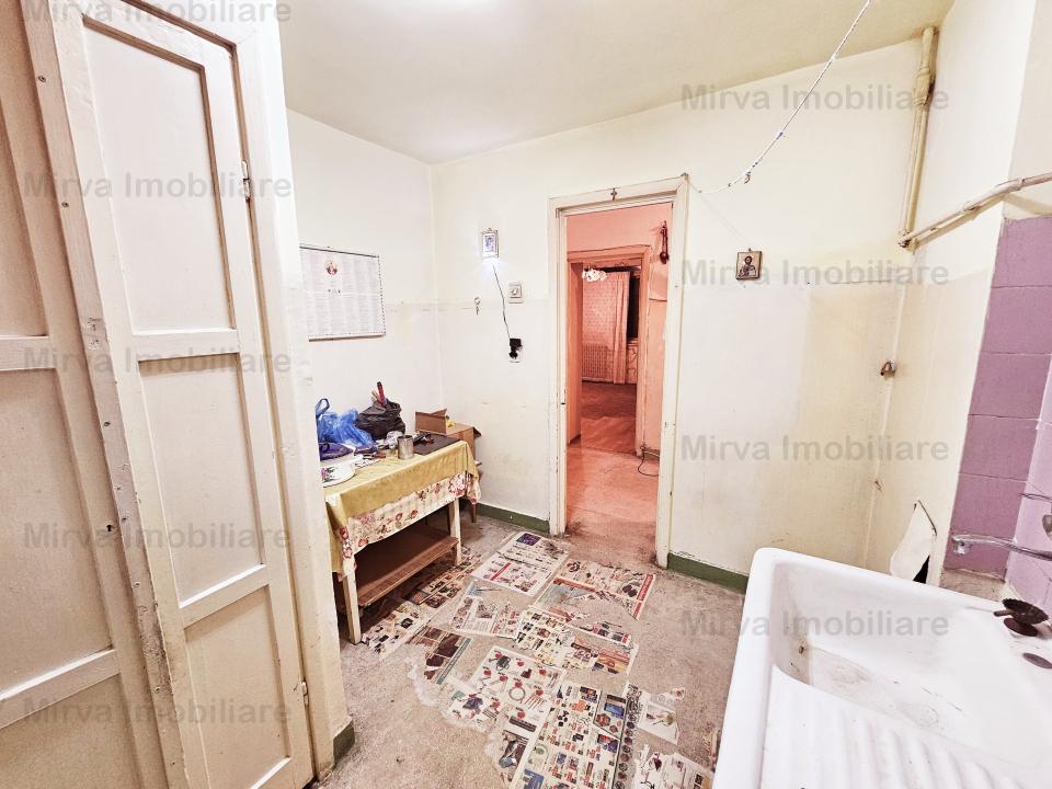 Vanzare apartament 2 camere, decomandat, cu balcon, zona Republicii