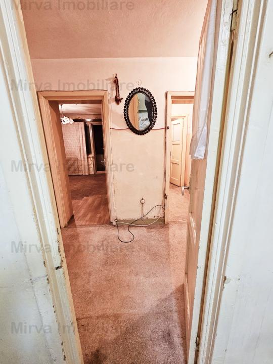 Vanzare apartament 2 camere, decomandat, cu balcon, zona Republicii