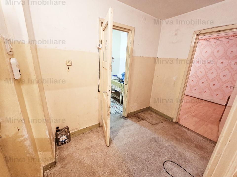 Vanzare apartament 2 camere, decomandat, cu balcon, zona Republicii