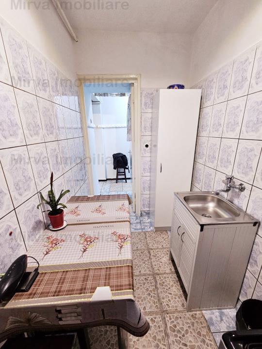 Vanzare apartament 3 camere, semi-mobilat, zona Vest