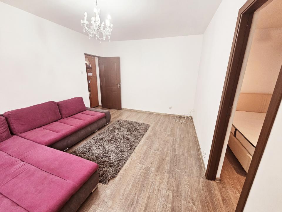 Vanzare apartament 3 camere, etajul 1, mobilat si utilat, zona Malu Rosu