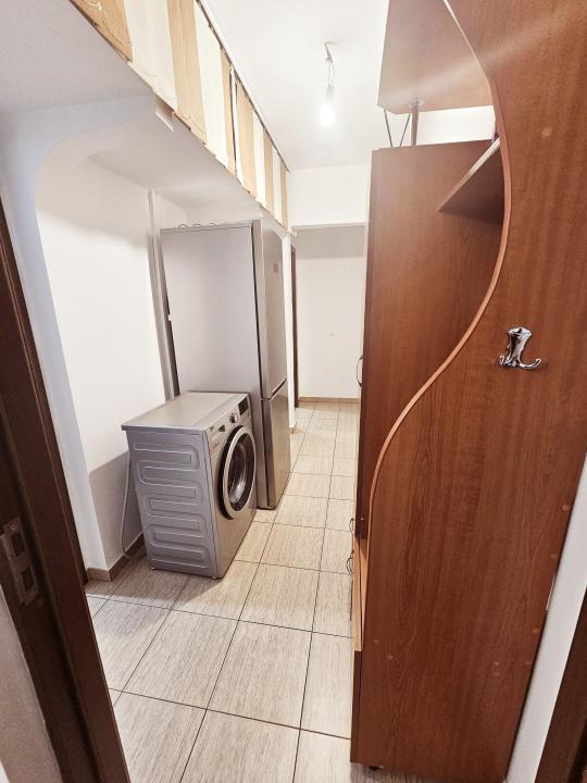 Vanzare apartament 3 camere, etajul 1, mobilat si utilat, zona Malu Rosu