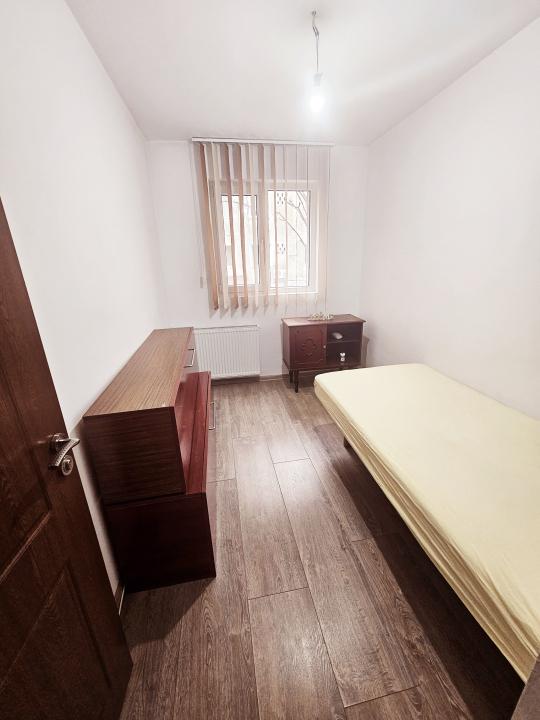 Vanzare apartament 3 camere, etajul 1, mobilat si utilat, zona Malu Rosu