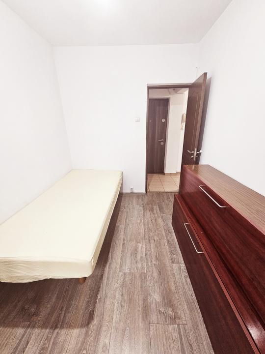 Vanzare apartament 3 camere, etajul 1, mobilat si utilat, zona Malu Rosu