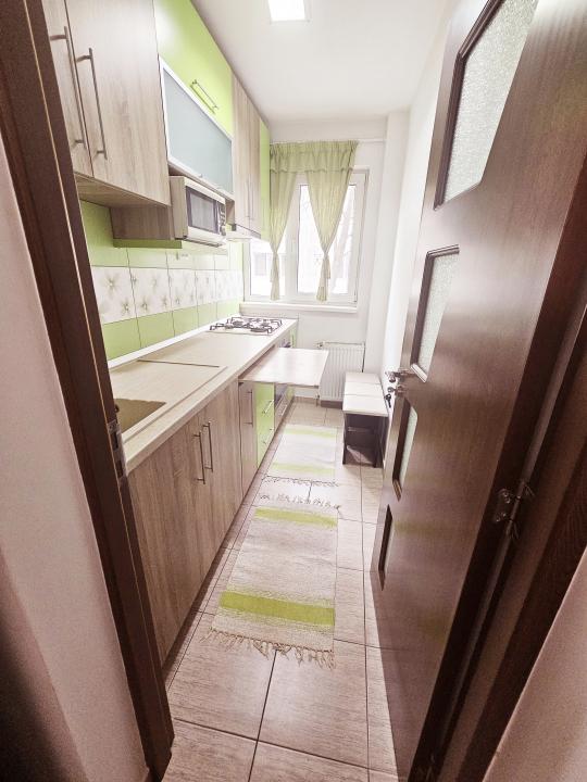 Vanzare apartament 3 camere, etajul 1, mobilat si utilat, zona Malu Rosu