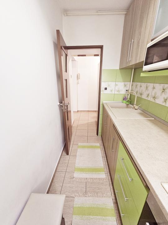 Vanzare apartament 3 camere, etajul 1, mobilat si utilat, zona Malu Rosu