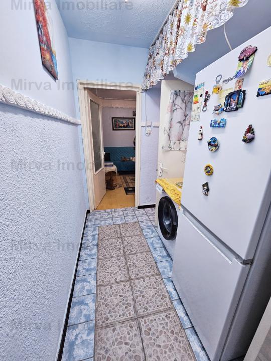 Vanzare apartament 3 camere, semi-mobilat, zona Vest