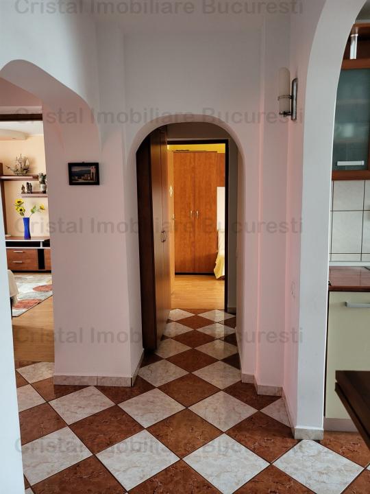 Inchiriez apartament cu 3 camere in zona Mall Sun Plaza