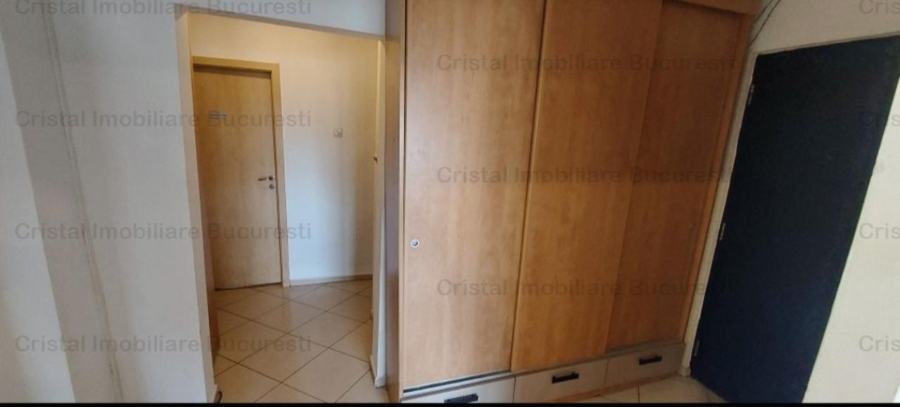 Inchiriez apartament 3 camere zona Vitan Mall,  destinat pentru birouri