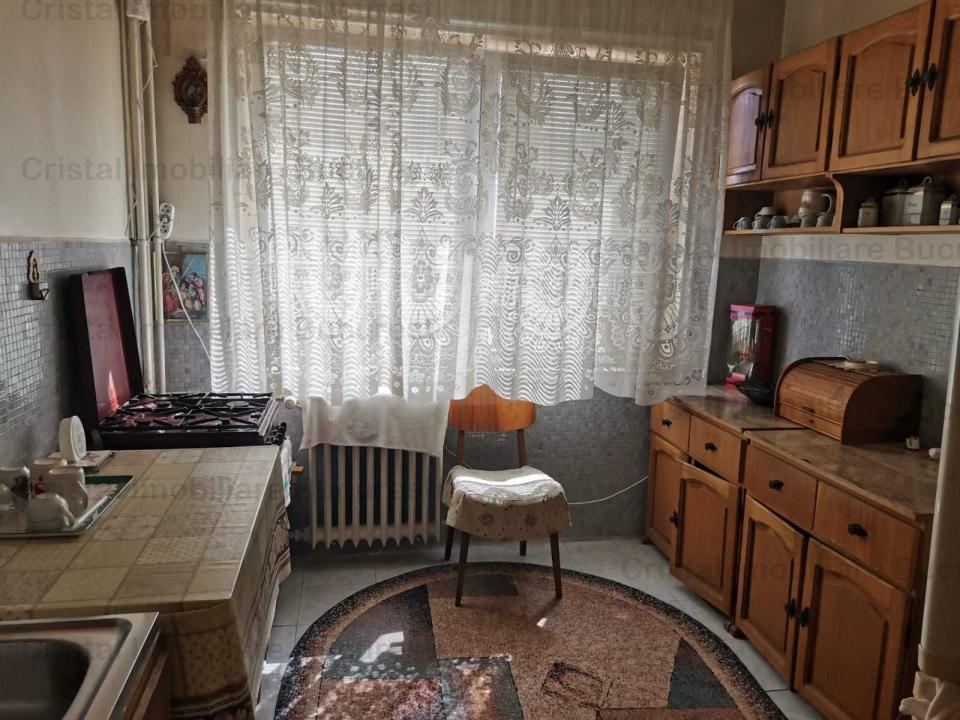 Vanzare apartament de 3 camere Jean Steriadi, pret negociabil.