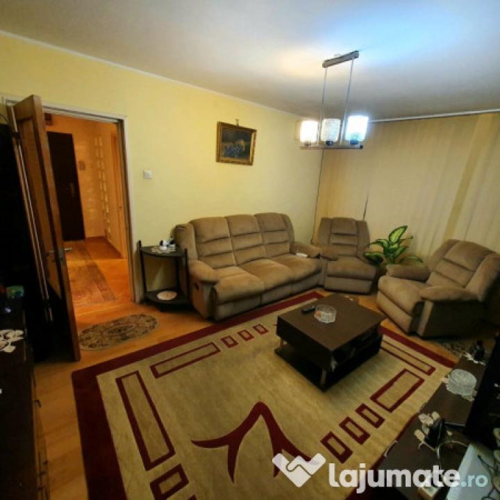 Apartament 3 camere, Centrala, etaj 1/4 , metrou 1 Decembrie