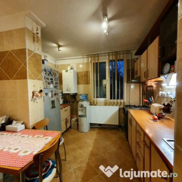 Apartament 3 camere, Centrala, etaj 1/4 , metrou 1 Decembrie