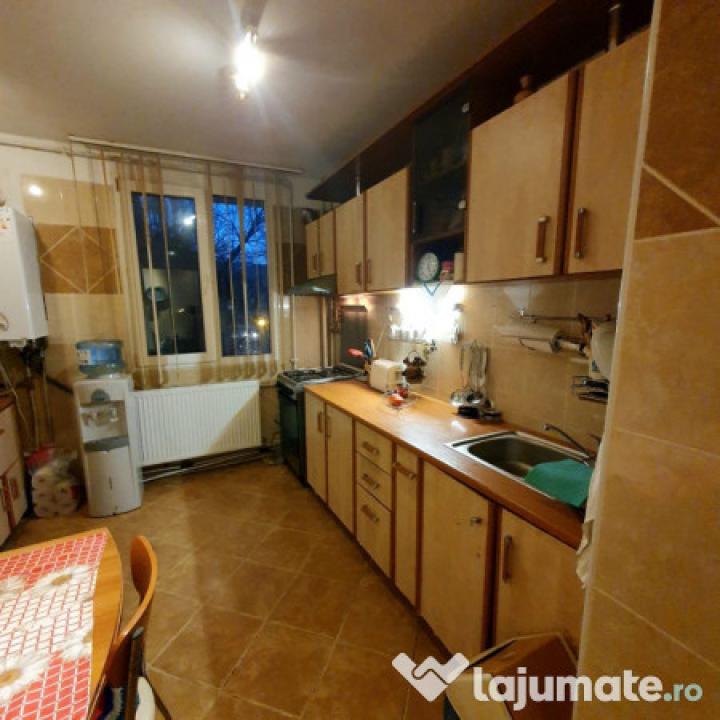 Apartament 3 camere, Centrala, etaj 1/4 , metrou 1 Decembrie