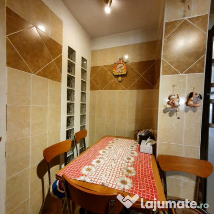 Apartament 3 camere, Centrala, etaj 1/4 , metrou 1 Decembrie