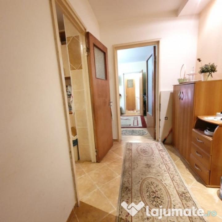 Apartament 3 camere, Centrala, etaj 1/4 , metrou 1 Decembrie