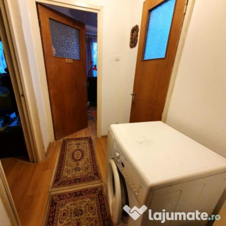 Apartament 3 camere, Centrala, etaj 1/4 , metrou 1 Decembrie