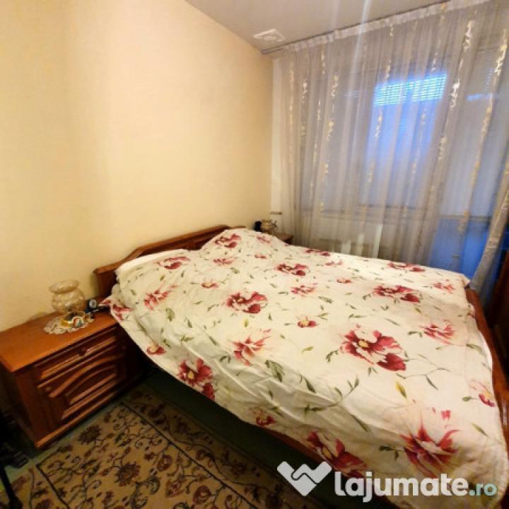 Apartament 3 camere, Centrala, etaj 1/4 , metrou 1 Decembrie