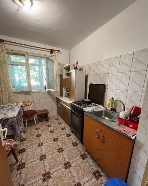 Apartament 3 camere, decomandat, 2 bai, parcul National , metrou Titan 10 min