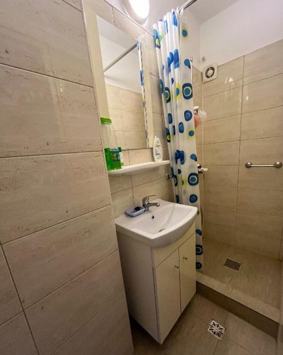 Apartament 3 camere, decomandat, 2 bai, parcul National , metrou Titan 10 min