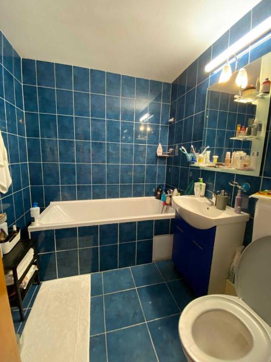 Apartament 3 camere, decomandat, centrala proprie, metrou