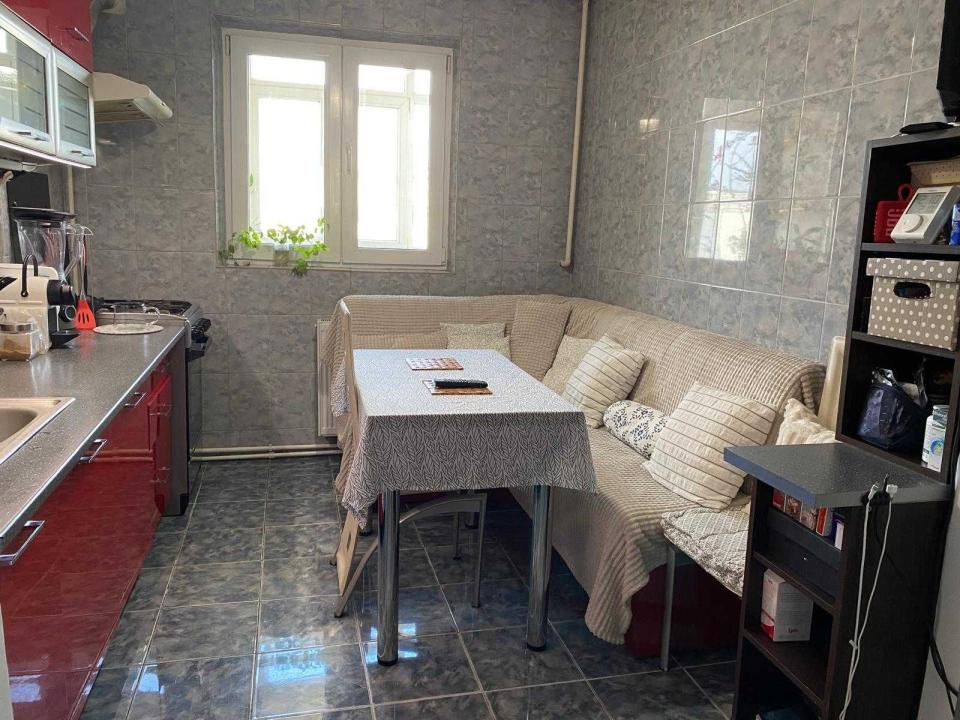 Apartament 3 camere, decomandat, centrala proprie, metrou