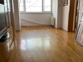 Apartament cu 3 camere Bulevardul Tineretului ( Vedere Spate )