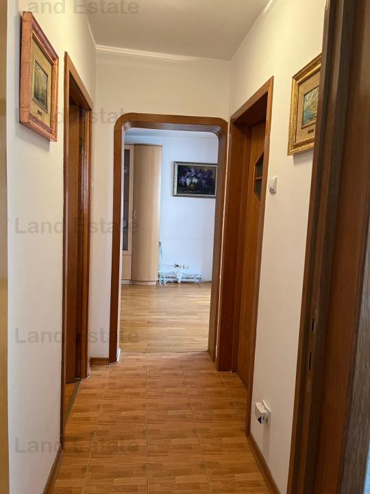 Apartament cu 3 camere Bulevardul Tineretului ( Vedere Spate )