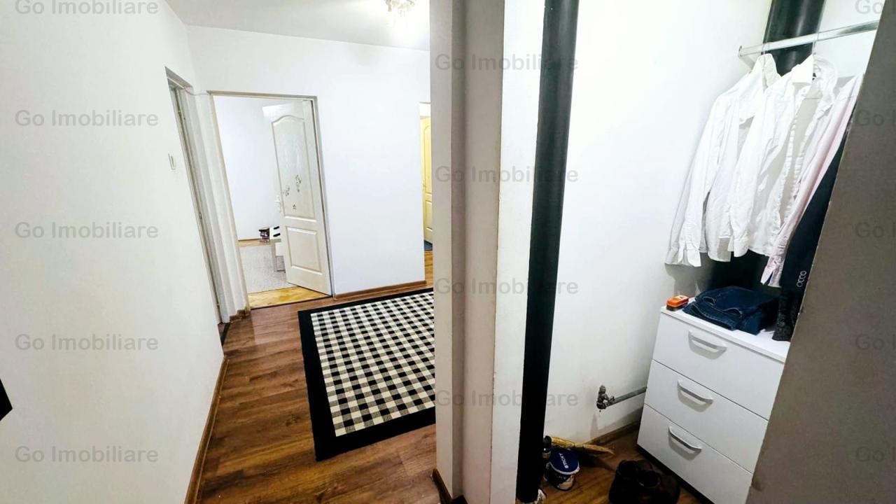 Apartament 3 camere, decomandat, etaj intermediar, Mircea Cel Batran