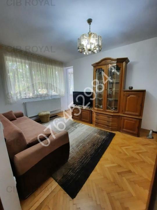 Inchiriez apartament 3 camere zona Pajura,Str. Hrisovului, la 10 minute metrou Jiului, igienizat.