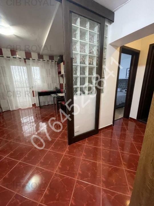 Inchiriez apt. 2 cam. Dorobanti-Perla, Sos. Stefan cel Mare, la 4 min. metrou, renovat si igienizat.