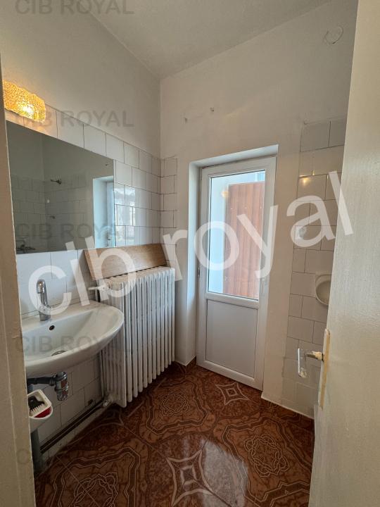 Vand apartament 3 camere,3 terase,2 bai,parc Cismigiu,cu intrare chiar din parc,Str. Brezoianu 53