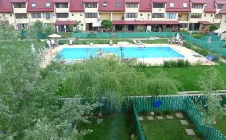 Se oferă spre închiriere o vilă modernă cu acces la piscina