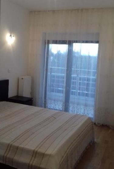 Închiriez apartament 3 camere cu acces la piscina Aleea Privighetorilor