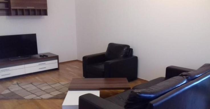 Închiriez apartament 3 camere cu acces la piscina Aleea Privighetorilor