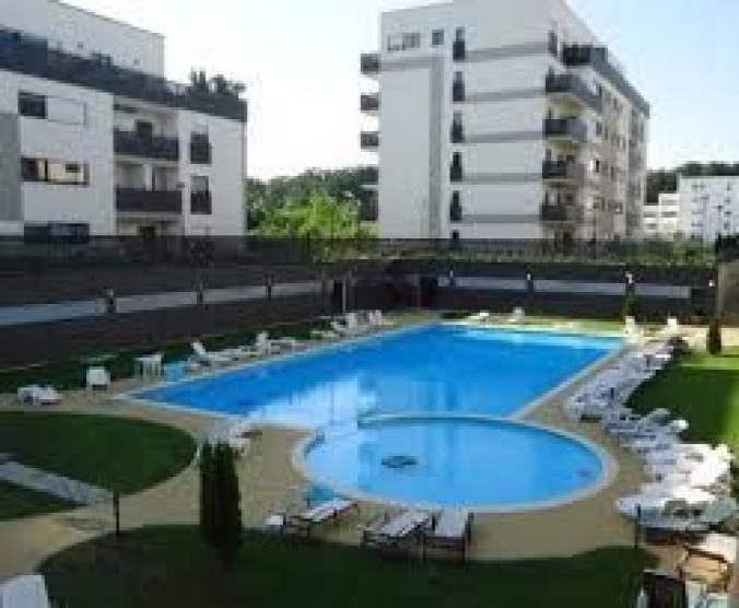 Închiriez apartament 3 camere cu acces la piscina Aleea Privighetorilor