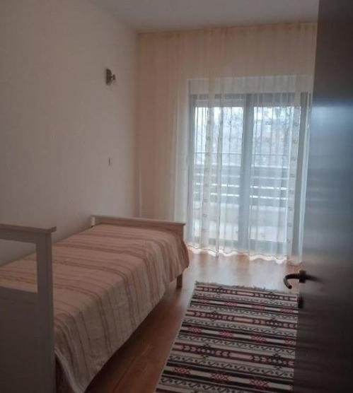 Închiriez apartament 3 camere cu acces la piscina Aleea Privighetorilor