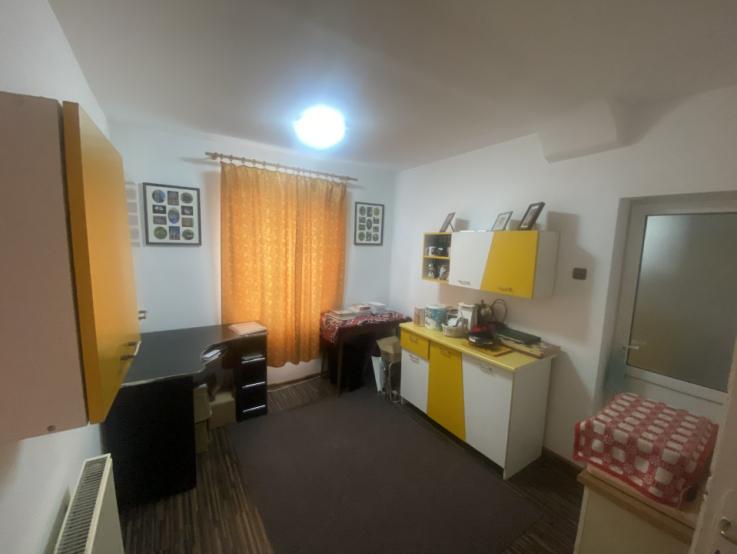 Apartament in vila zona Bulevardul Castanilor, suprafata utila 102 mp, 4 camere.