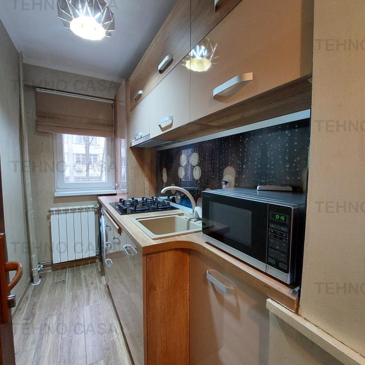 DRISTOR metrou, apartament lux, et. 1/10, cu centrala, decomandat.