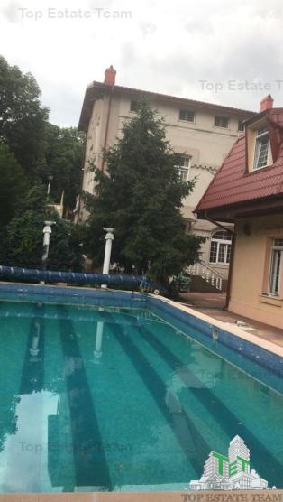 De inchiriat 2 vile in zona ultracentrala, piscina si  800 mp curte langa Parcul Carol