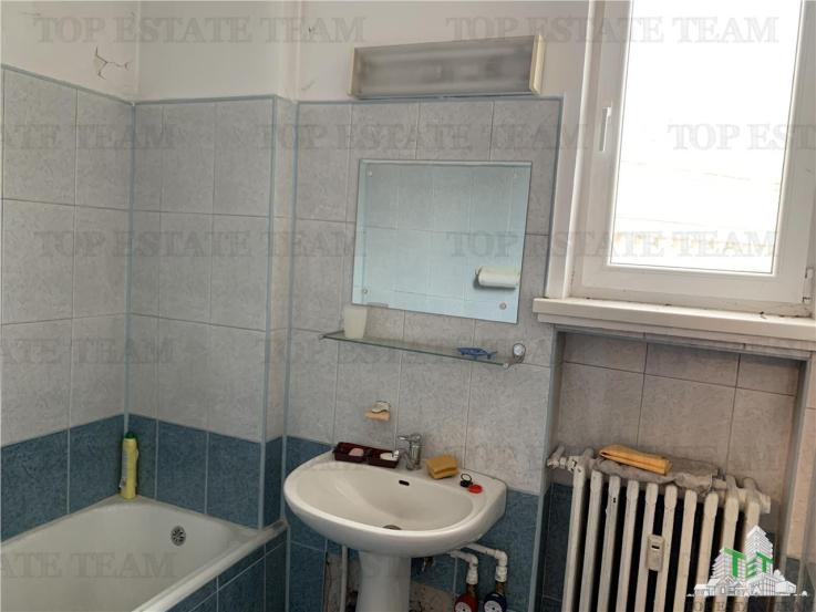 Apartament cu 3 camere de vanzare, Piata Romana