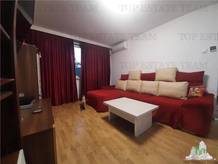 Apartament 3 camere renovat cu semineu electric si lumina ambientala + loc de parcare