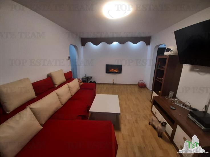 Apartament 3 camere renovat cu semineu electric si lumina ambientala + loc de parcare