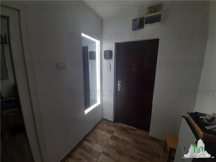 Apartament 3 camere renovat cu semineu electric si lumina ambientala + loc de parcare