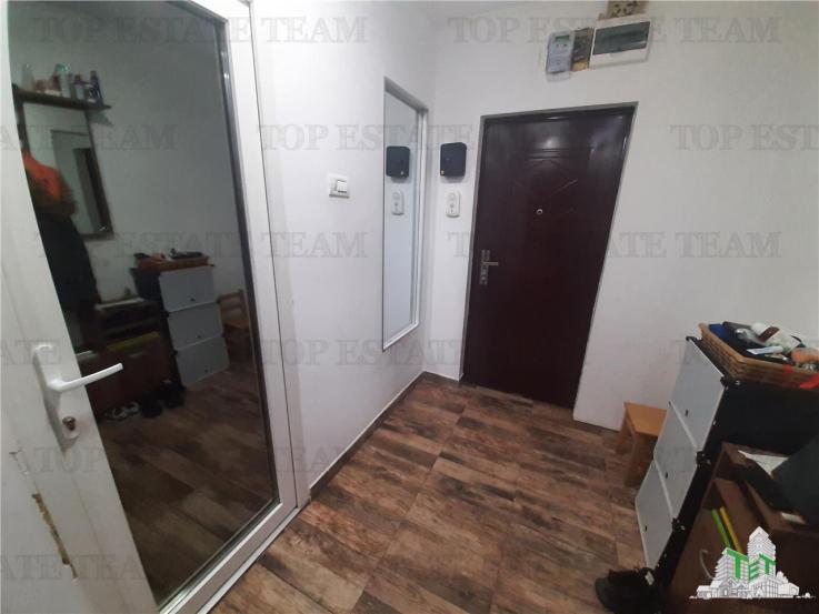 Apartament 3 camere renovat cu semineu electric si lumina ambientala + loc de parcare