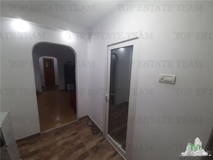 Apartament 3 camere renovat cu semineu electric si lumina ambientala + loc de parcare