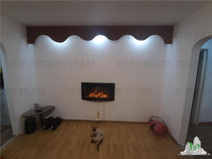 Apartament 3 camere renovat cu semineu electric si lumina ambientala + loc de parcare