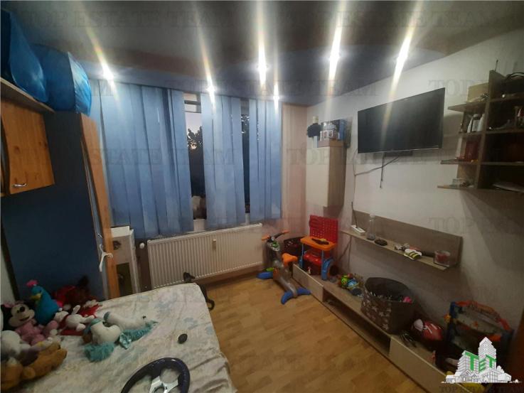 Apartament 3 camere renovat cu semineu electric si lumina ambientala + loc de parcare