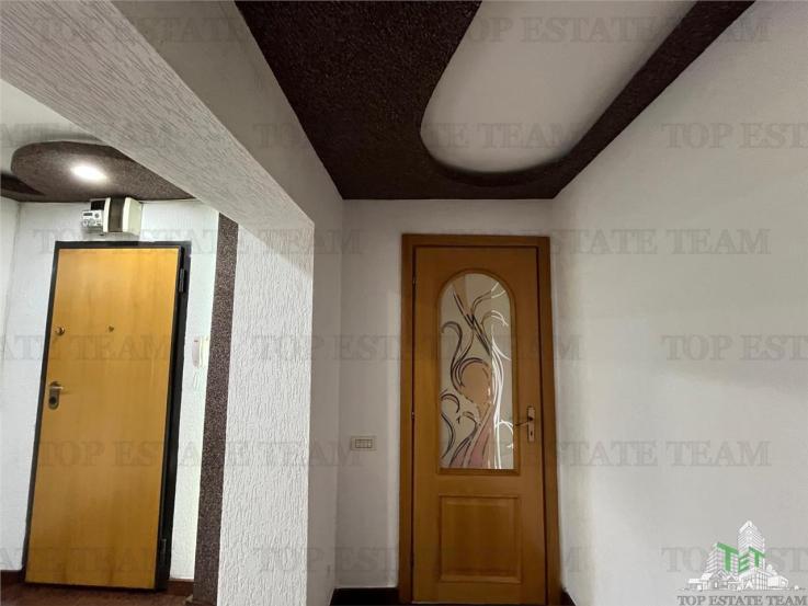 Apartament de 4 camere transformat in 3, strada Spinis